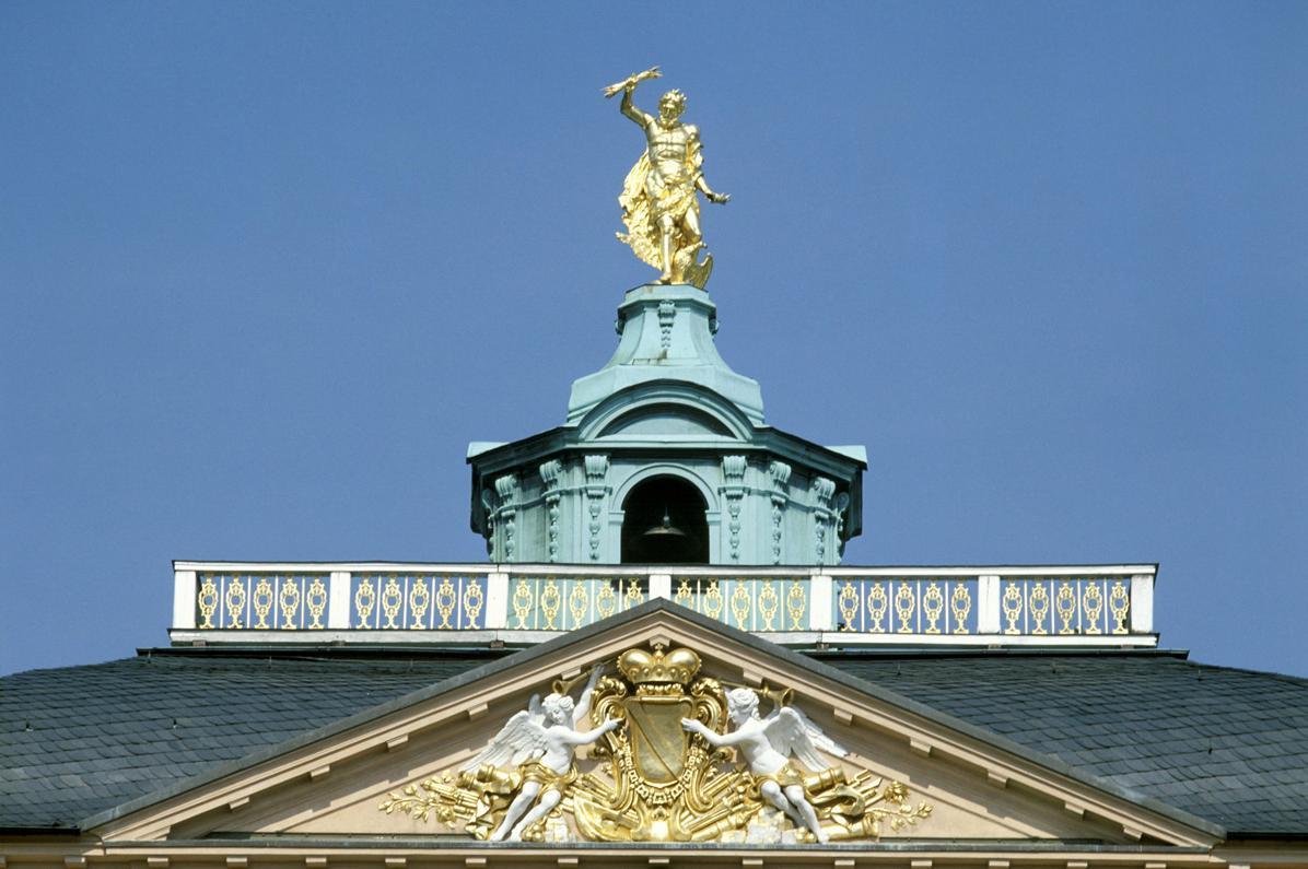 Residenzschloss Rastatt, Giebel mit badischem Landeswappen, darüber der „Goldene Mann“