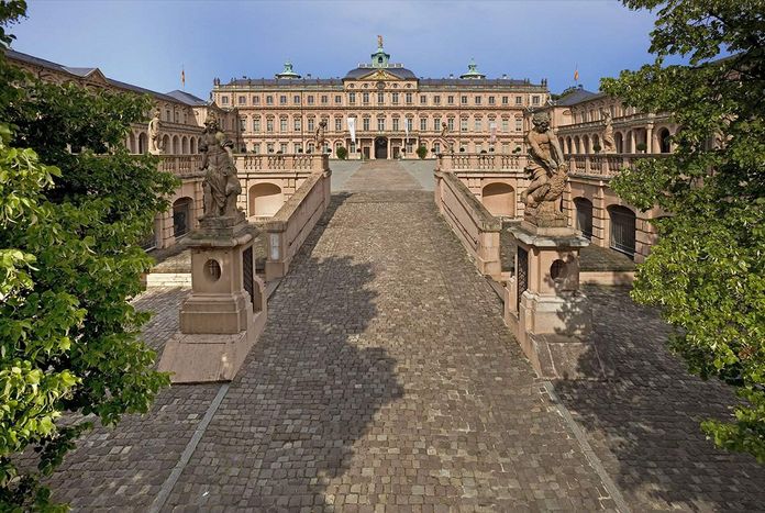Rastatt Residential Palace, A look at the cour d'honneur