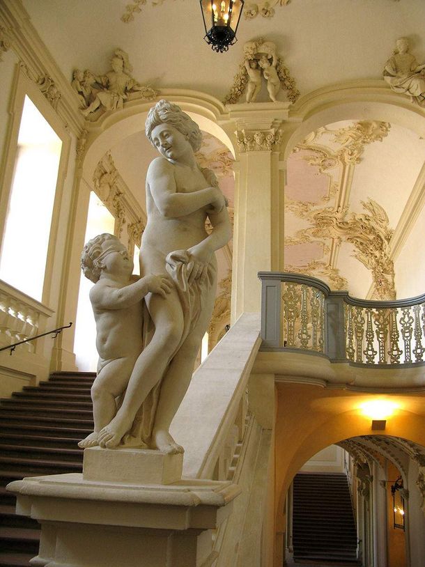 Château Résidentiel de Rastatt, Statue au pied de l'escalier