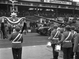 Schellenbaum bei einer Bundeswehrparade 1969