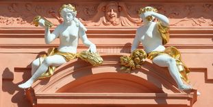 Genien-Figuren, Bauschmuck auf dem Mittelrisalit, Residenzschloss Rastatt