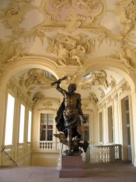 Château Résidentiel de Rastatt, Statue de Jupiter dans l'escalier