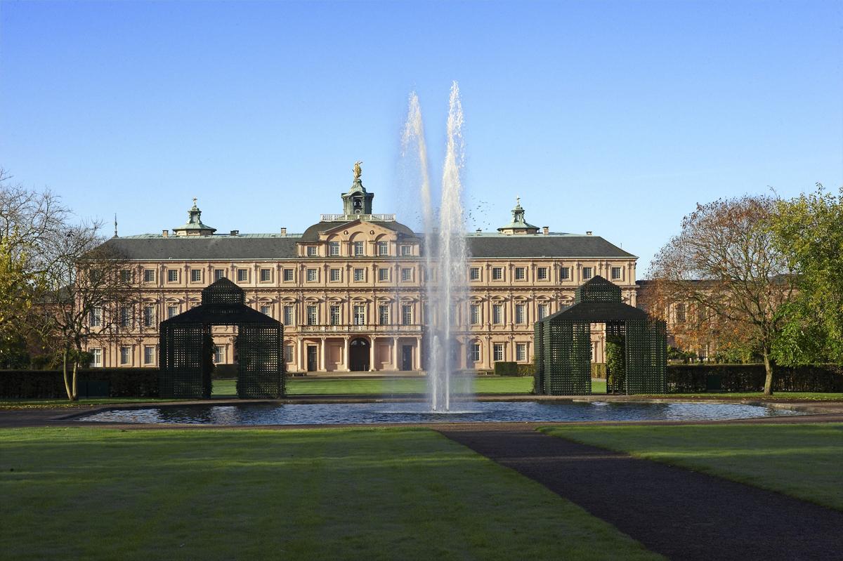 Residenzschloss Rastatt, Ansicht von der Gartenseite mit Springbrunnen