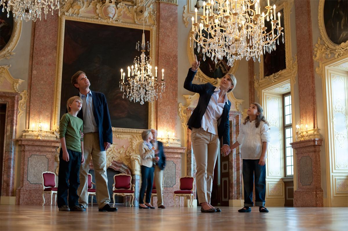 Visiteurs dans la salle des ancêtres, château résidentiel de Rastatt 