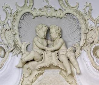 Putti in Muschelschale, Stuckdekoration über der Wandzeichnung des Grabmals, Residenzschoss Rastatt