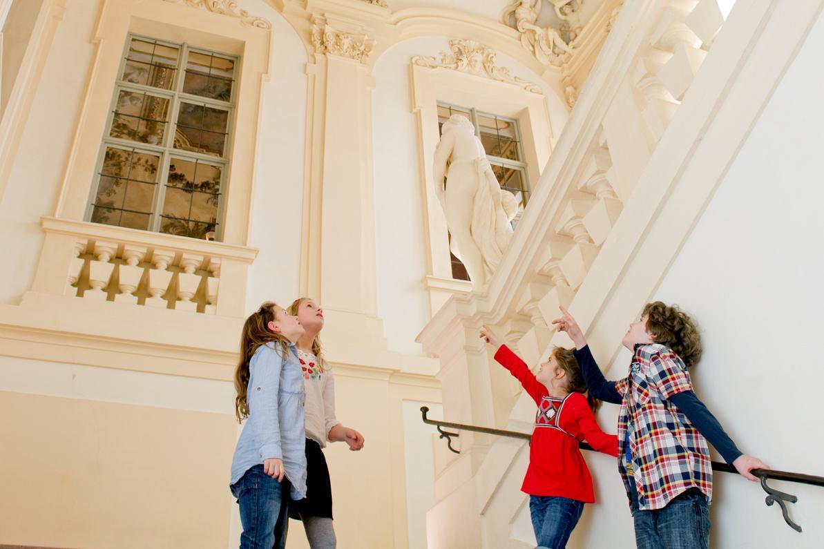 Schüler im Residenzschloss Rastatt