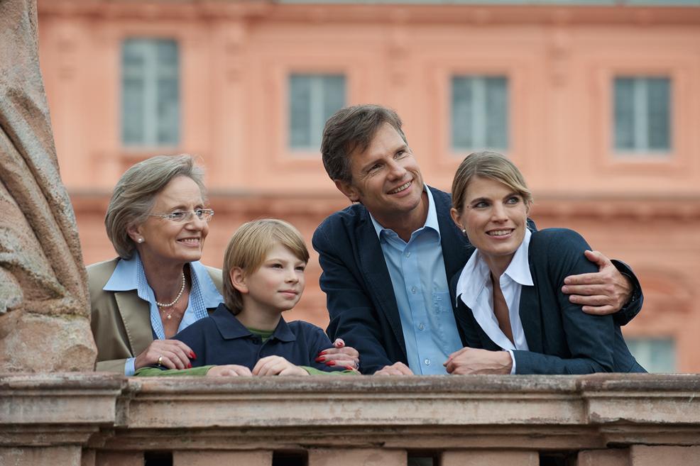Familie vor Residenzschloss Rastatt