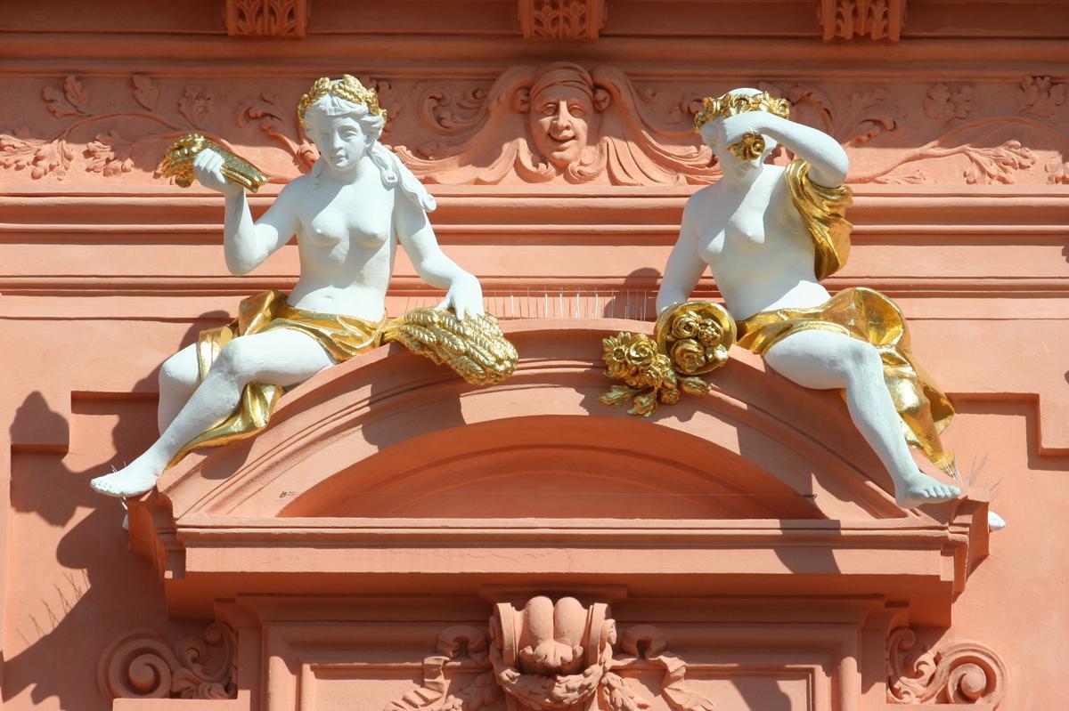 Genien-Figuren, Bauschmuck auf dem Mittelrisalit, Residenzschloss Rastatt