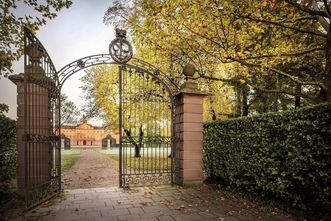 Residenzschloss Rastatt, Gittertor und herbstlicher Garten