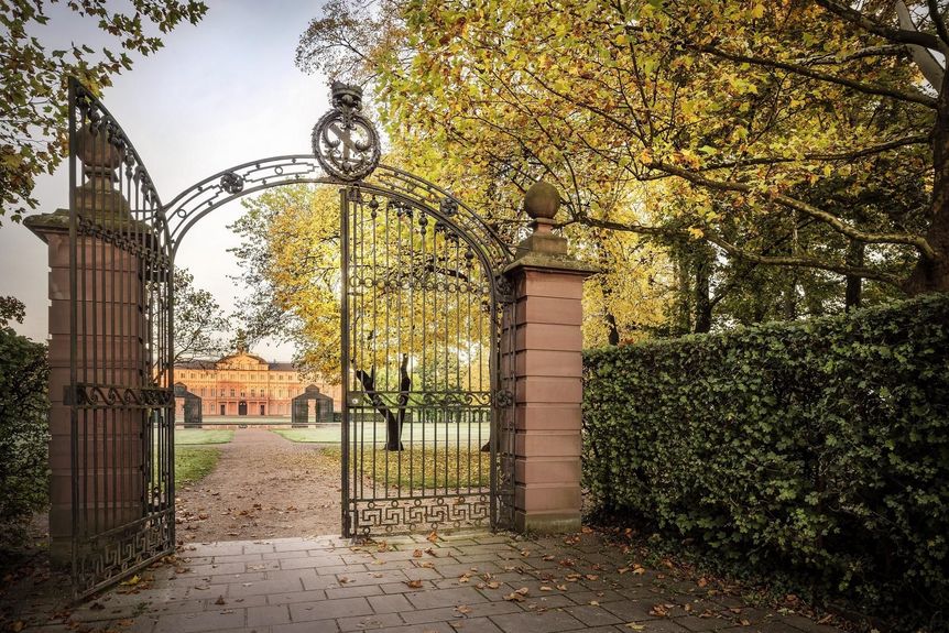 Residenzschloss Rastatt, Gittertor und herbstlicher Garten
