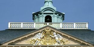 Giebel mit badischem Landeswappen, darüber der „Goldene Mann“, Residenzschloss Rastatt