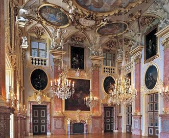 Vue intérieure de la salle des ancêtres ornée de nombreux portraits, château résidentiel de Rastatt 