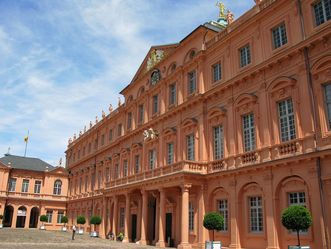 Residenzschloss Rastatt, Schlossfassade im Ehrenhof