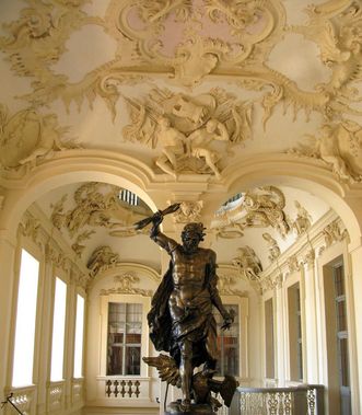 Residenzschloss Rastatt, Stuckverzierungen an der Decke des Vorraums