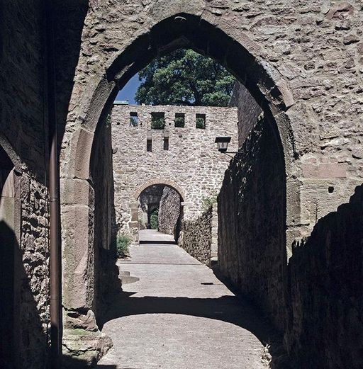 Das gotische Tor vom Alten Schloss Hohenbaden in Baden-Baden