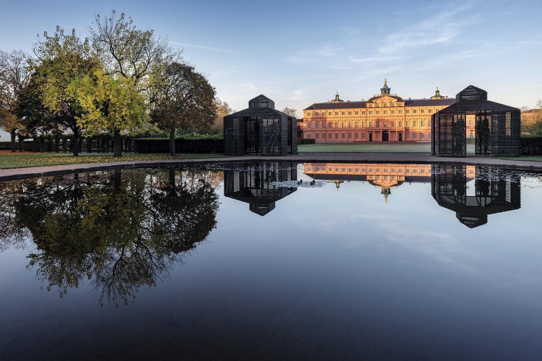 Residenzschloss Rastatt, Wasser und Bäume mit Schloss im Hintergrund