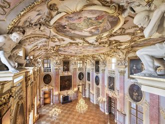 Residenzschloss Rastatt, Ahnensaal mit Deckenfresko und gefesselten Kriegsgefangenen