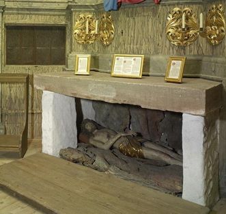 Innenansicht der Eremitage mit dem Altar und dem Grab Christi