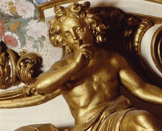 Sculpture dorée surplombant l’alcôve : dieu du sommeil 