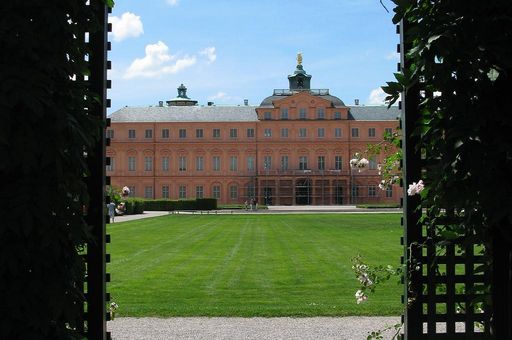 Blick aus dem Laubengang aufs Schloss, Residenzschloss Rastatt